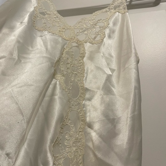 Elegant  Nightgown & Robe - Picture 3 of 6